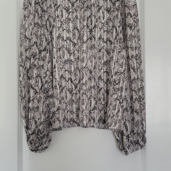 AQUA BY BLOOMINGDALE'S NUDE MULTICOLOR METALLIC BLOUSE Size M - Picture 5 of 12